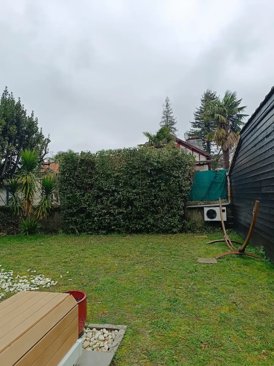 Jardin entretenu avec haie taillée à Dax